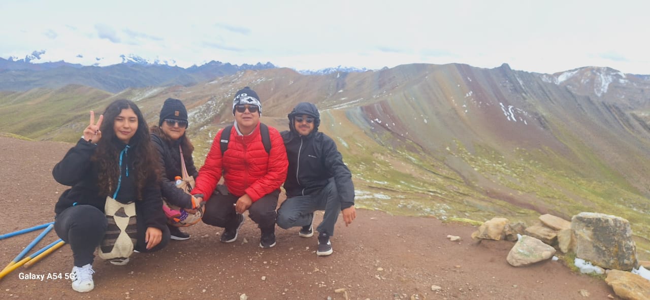 Palcoyo Rainbow Mountain in Group 20 paxs Full day